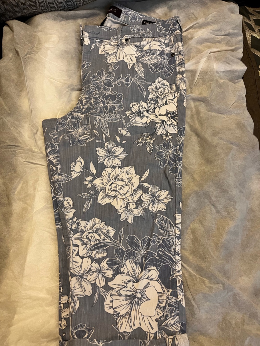 Gloria Vanderbilt Light Blue and White Floral Capri Pants - Picture 2 of 4